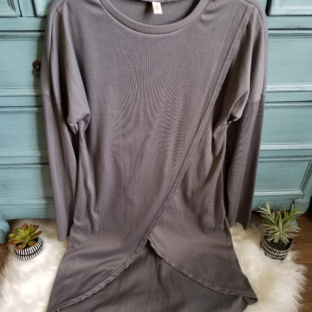 BOUTIQUE GRAY HI-LO TUNIC TOP.